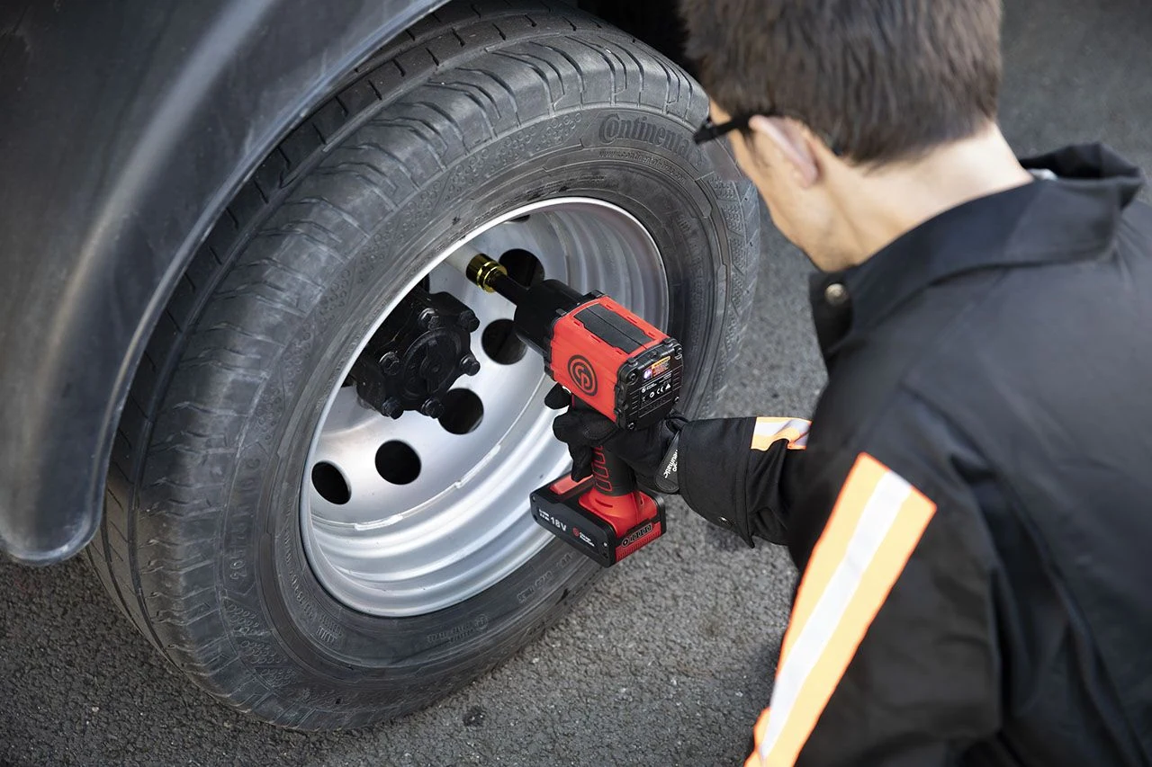 Akumulátorový rázový uťahovák, 1/2", súprava s 2 akumulátormi 18 V Chicago Pneumatic 8941088542
