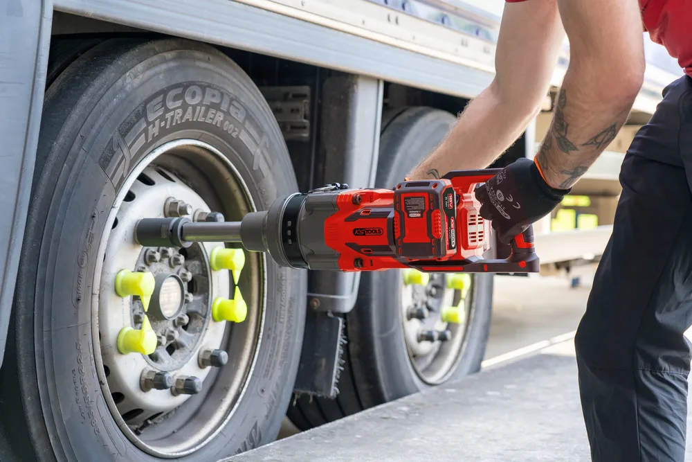 Bezuhlíkový akumulátorový rázový uťahovák 1" s dlhým hriadeľom, 18 V, 4000 Nm, s 2 akumulátormi a nabíjačkou KS Tools 515.4755F