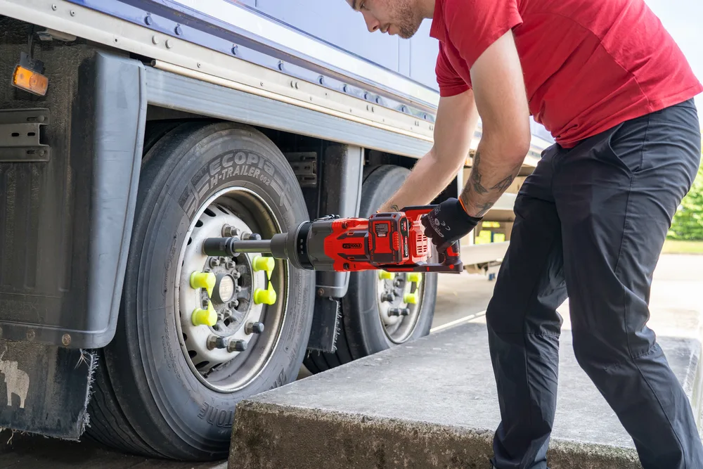 Bezuhlíkový akumulátorový rázový uťahovák 1" s dlhým hriadeľom, 18 V, 4000 Nm, s 2 akumulátormi a nabíjačkou KS Tools 515.4755F