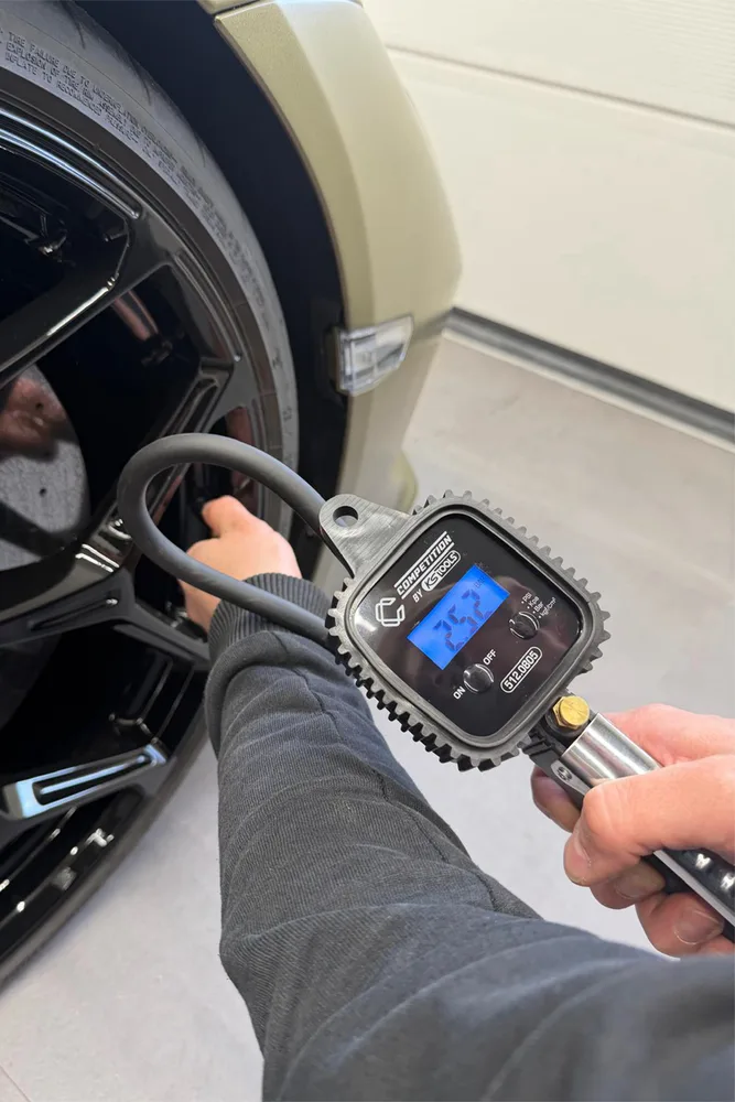 COMPETITION Digitálny tlakomer na meranie tlaku v pneumatikách KS Tools 512.0805