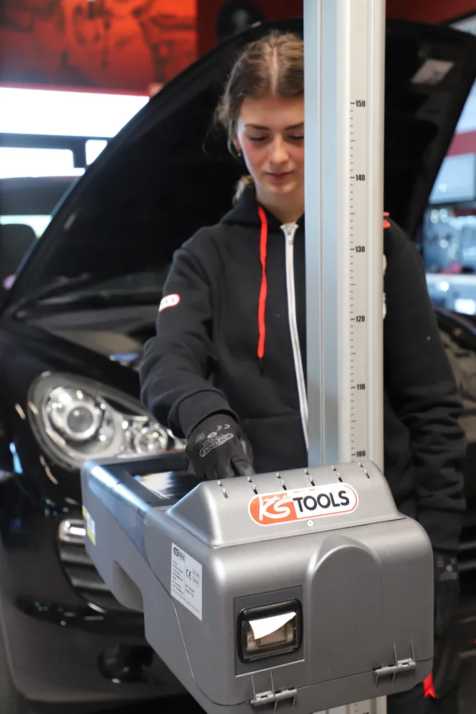 Digitálny prístroj na nastavenie svetlometov KS Tools 160.0043F