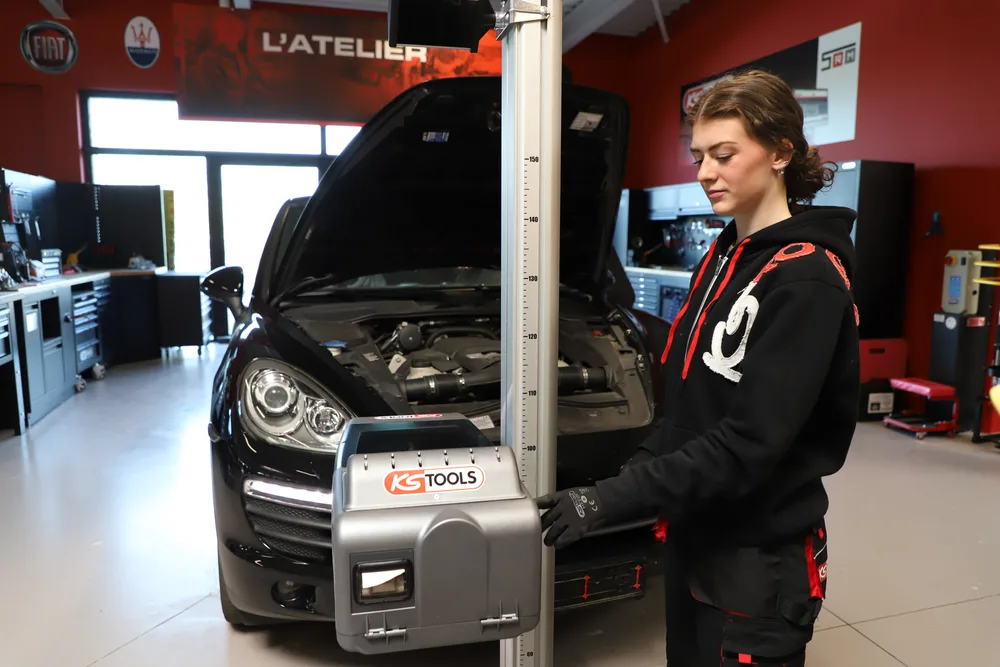 Digitálny prístroj na nastavenie svetlometov KS Tools 160.0043F