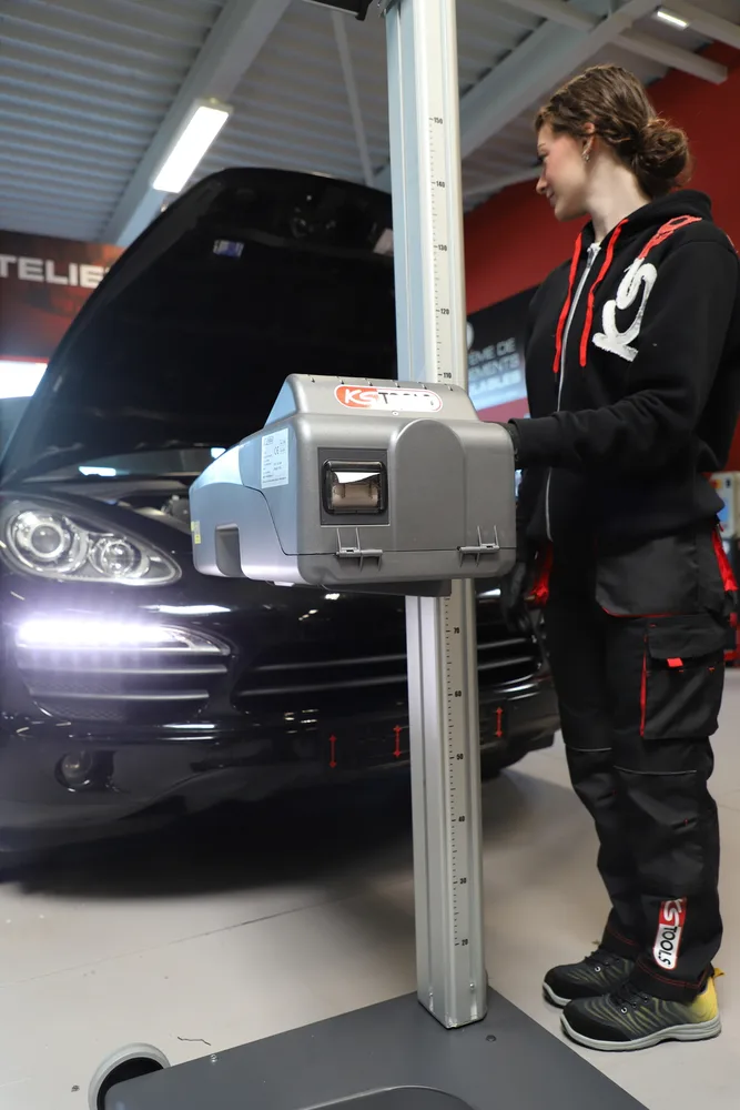 Digitálny prístroj na nastavenie svetlometov KS Tools 160.0043F