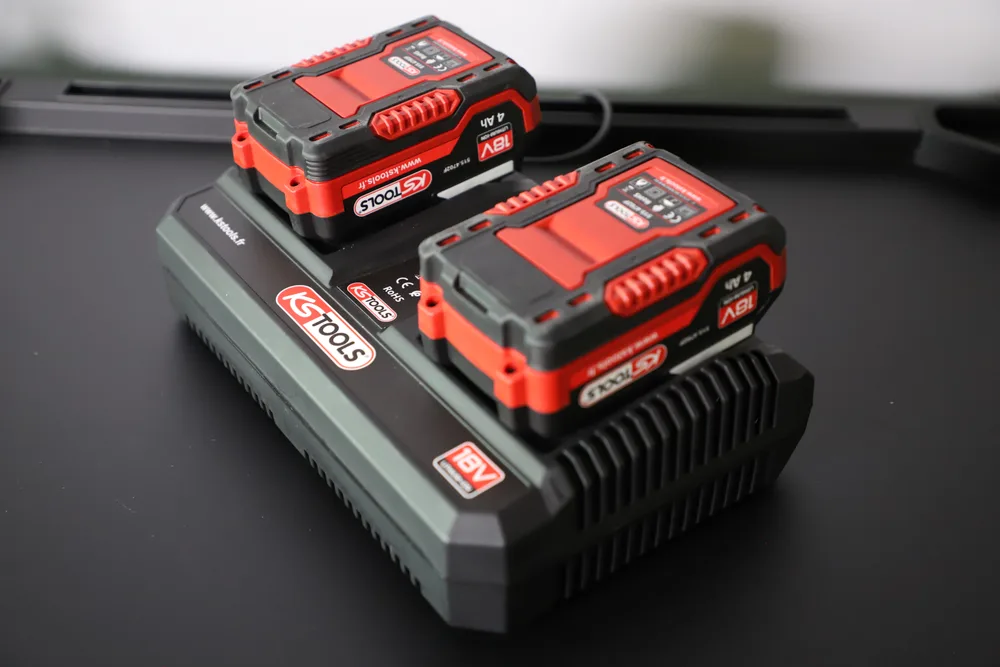 Dvojitá rýchla nabíjačka 18 V, 8 A pre akumulátory 515.4702F a 515.4705F KS Tools 515.4706F