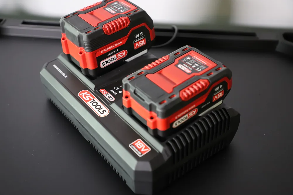 Dvojitá rýchla nabíjačka 18 V, 8 A pre akumulátory 515.4702F a 515.4705F KS Tools 515.4706F