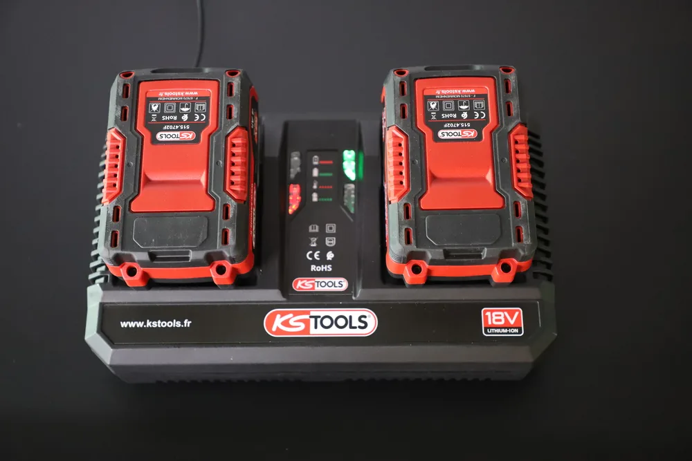 Dvojitá rýchla nabíjačka 18 V, 8 A pre akumulátory 515.4702F a 515.4705F KS Tools 515.4706F