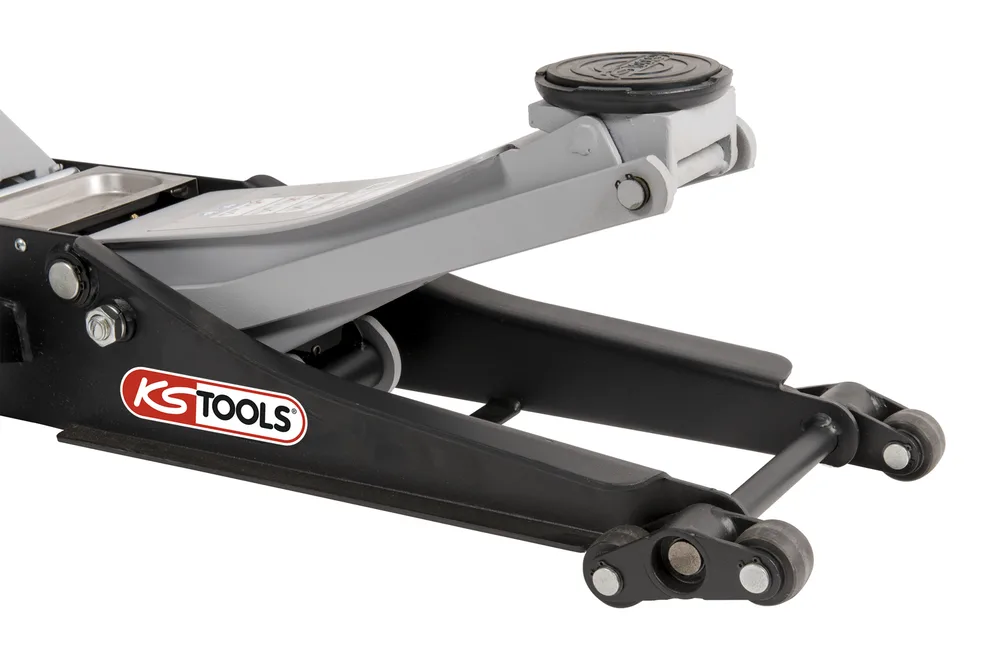 Extra nízky hydraulický zdvihák ULTIMATE z ocele s nosnosťou 2 t a dvojitými prednými kolesami KS Tools 161.0372