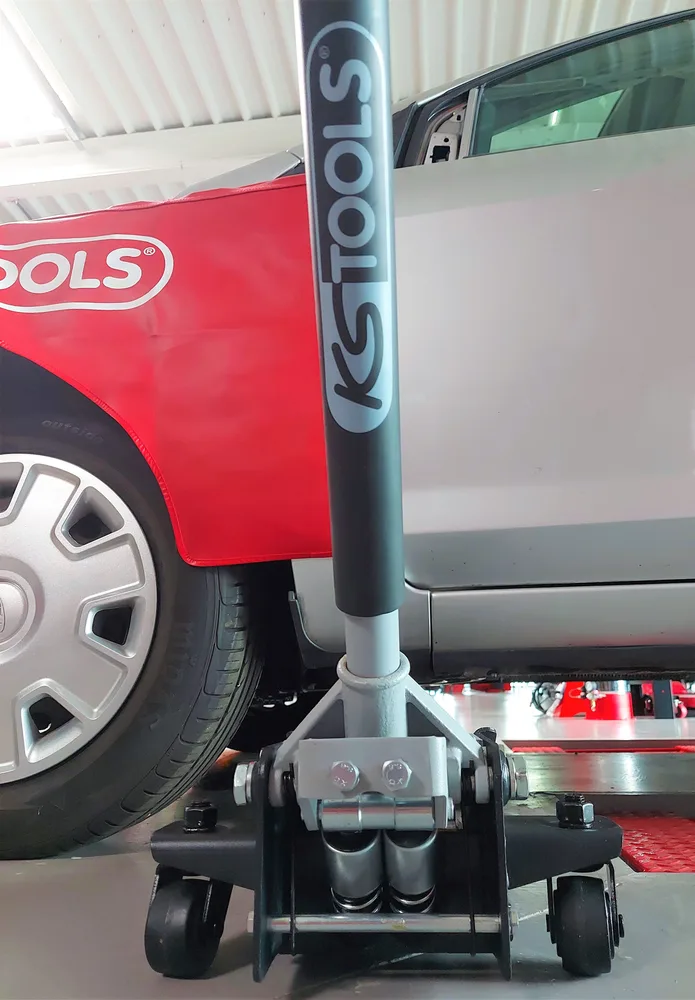 Extra nízky hydraulický zdvihák ULTIMATE z ocele s nosnosťou 2 t a dvojitými prednými kolesami KS Tools 161.0372