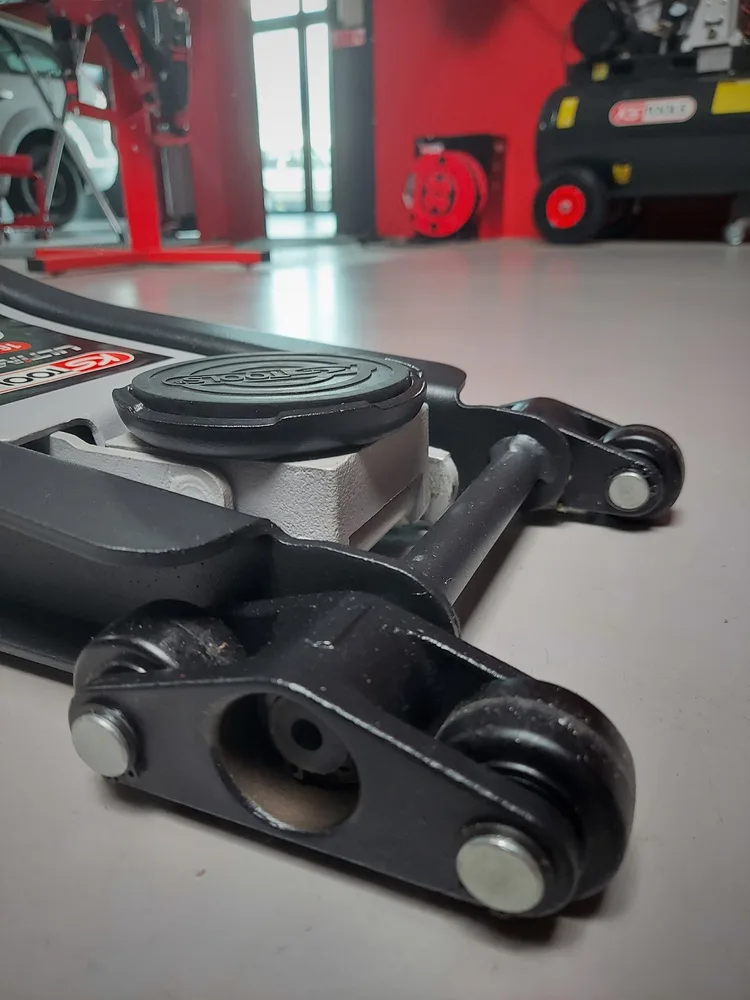 Extra nízky hydraulický zdvihák ULTIMATE z ocele s nosnosťou 2 t a dvojitými prednými kolesami KS Tools 161.0372