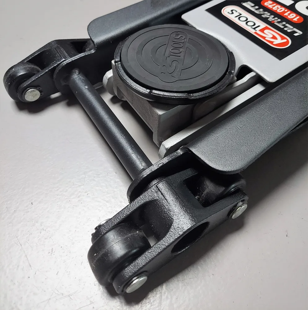 Extra nízky hydraulický zdvihák ULTIMATE z ocele s nosnosťou 2 t a dvojitými prednými kolesami KS Tools 161.0372