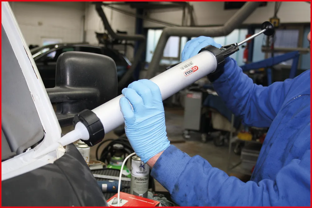 Ručná vytláčacia pištoľ na kartuše 600 ml, 480 mm KS Tools 980.3000