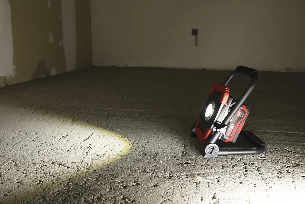 Stavebný LED reflektor na batériu s batériou 18 V, 4 Ah a rýchlou nabíjačkou KS Tools 150.4358F-A1