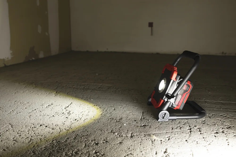 Stavebný reflektor s výkonom 3000 lúmenov na batériu KS Tools 150.4358F