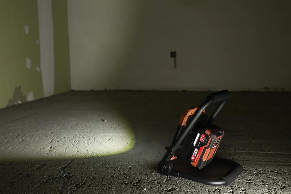 Stavebný reflektor s výkonom 3000 lúmenov na batériu KS Tools 150.4358F