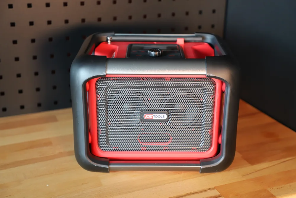 Stavebný reproduktor s 18 V 4 Ah batériou a rýchlonabíjačkou KS Tools 100172F-A1