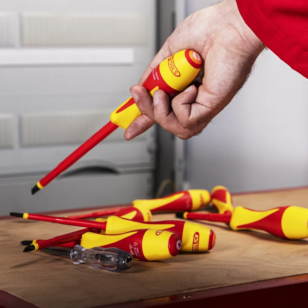 Súprava 7 izolovaných skrutkovačov ULTIMATE 1000 V a skúšačky napätia KS Tools 922.6218