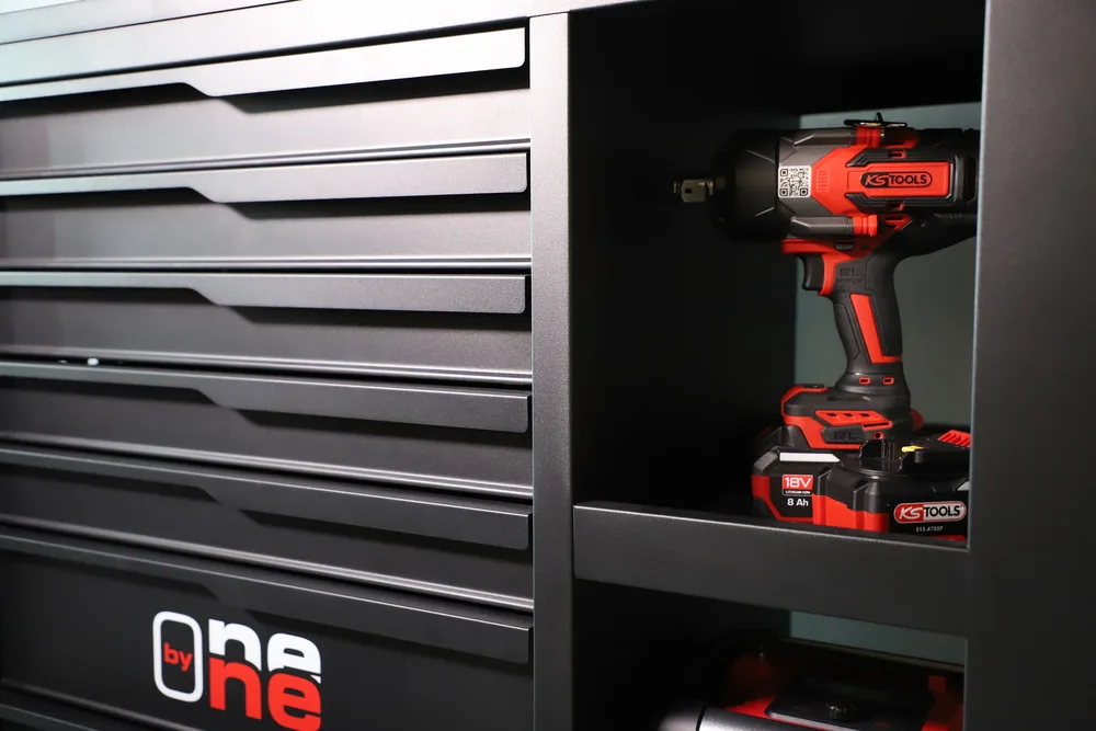 Súprava akumulátorového rázového uťahováka 3/4" 18 V, 2300 Nm, s 2 akumulátormi a nabíjačkou KS Tools 515.4720F