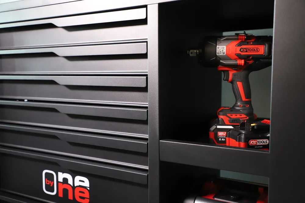 Súprava akumulátorového rázového uťahováka 3/4" 18 V, 2300 Nm, s 2 akumulátormi a nabíjačkou KS Tools 515.4720F