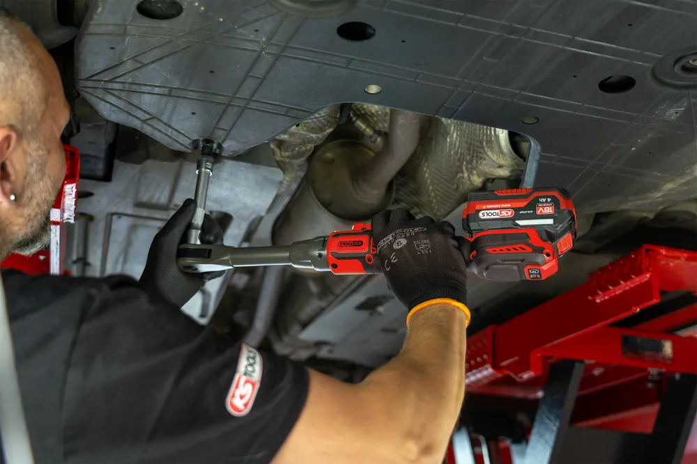 Súprava akumulátorovej račne 1/2" 18 V s 2 akumulátormi a nabíjačkou KS Tools 515.4740F