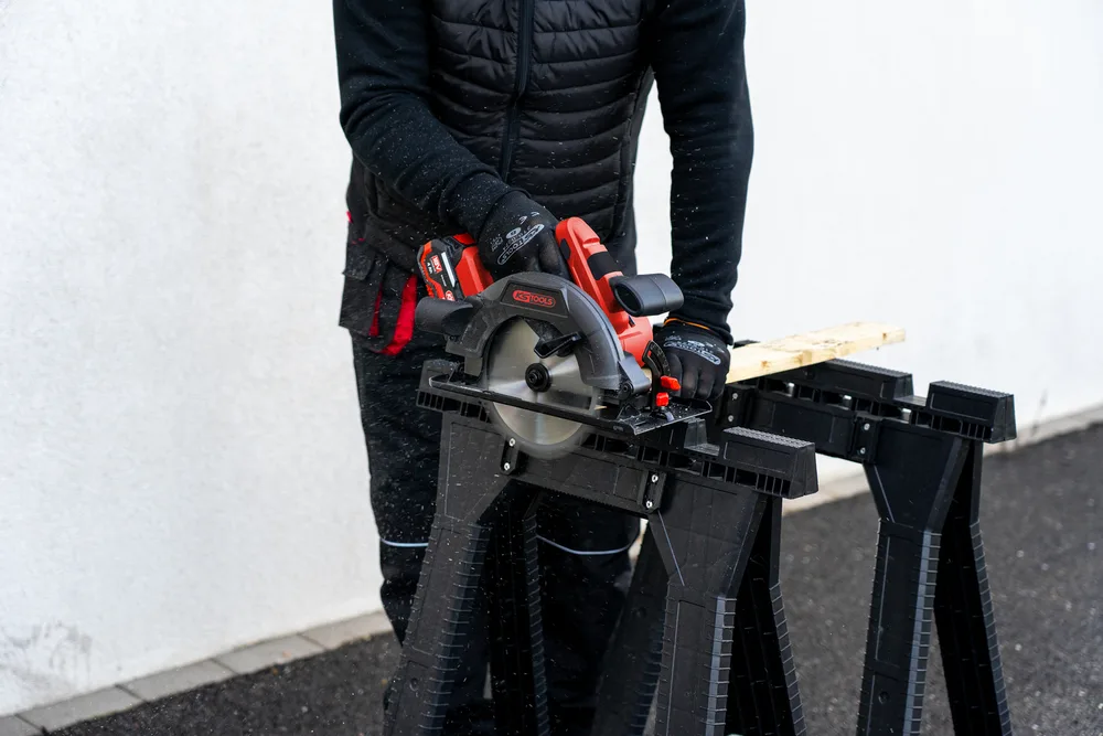 Súprava s akumulátorovou okružnou pílou Ø190 mm, 2 akumulátormi a nabíjačkou KS Tools 515.4770F