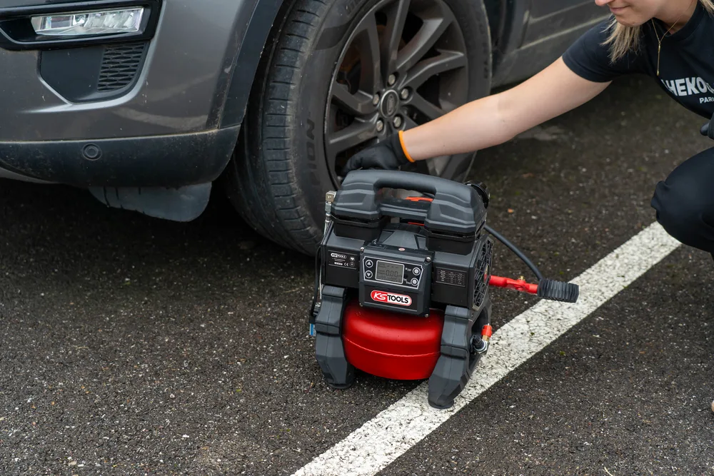 Tichý prenosný kompresor s objemom 5 l na akumulátor KS Tools 165.0816F