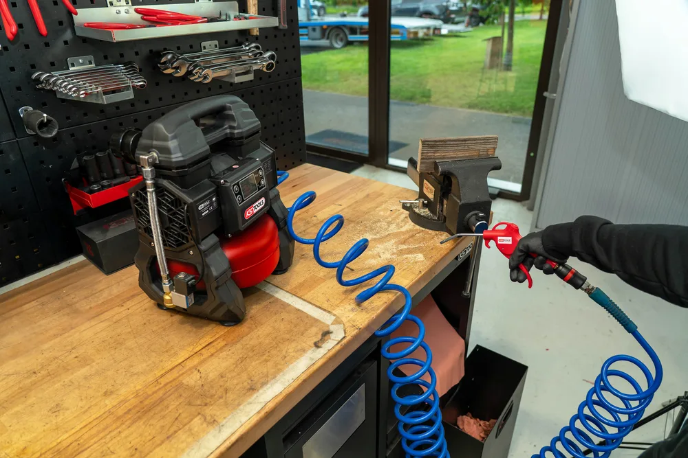 Tichý prenosný kompresor s objemom 5 l na akumulátor KS Tools 165.0816F